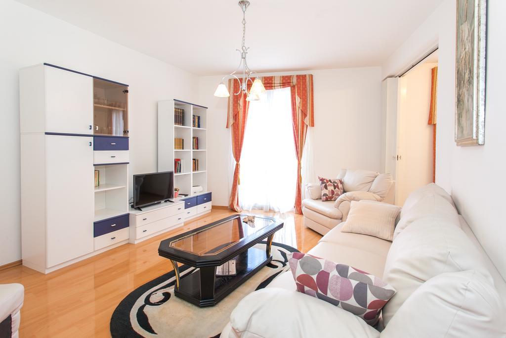 Apartment Three Wells *