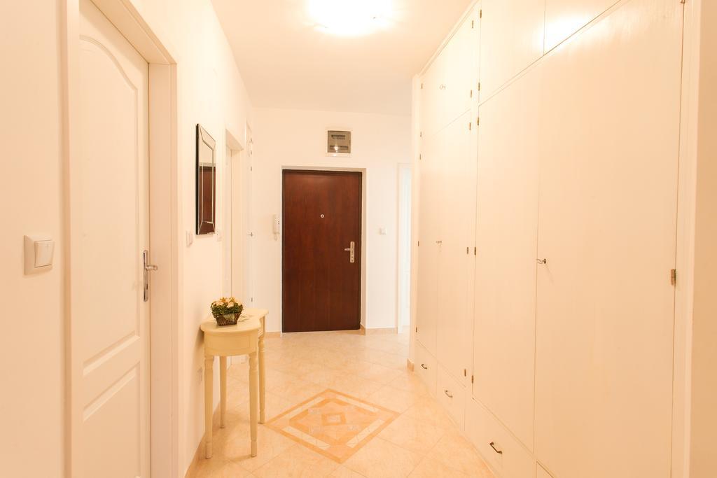 Apartment Three Wells *
